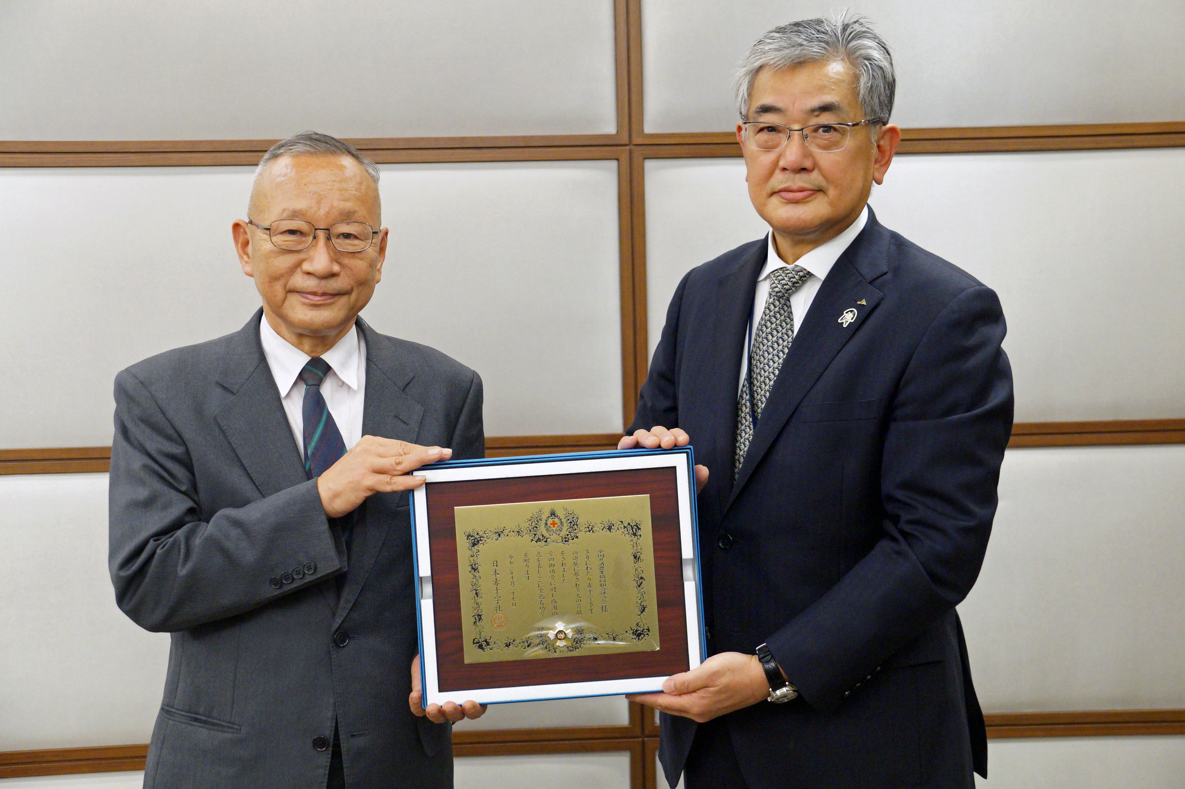 東京都赤十字献血センターの加藤所長より褒賞の盾を受領